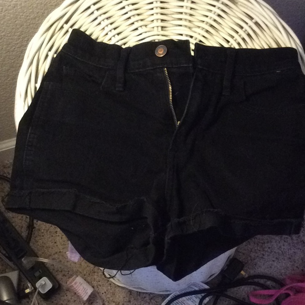 Black hi waisted hollister shorts size 3